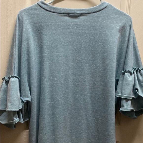 Short sleeve ruffle sleeves. Short top - Picture 2 of 3